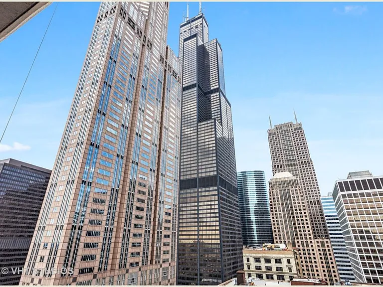 235 W Van Buren St #2421 — Photo 1