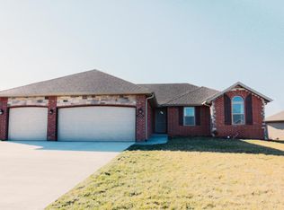 1925 N Seabrook Dr, Nixa, MO 65714