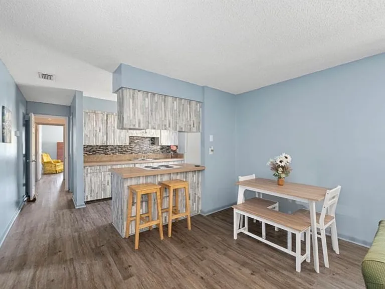 902 E Valencia St — Photo 5