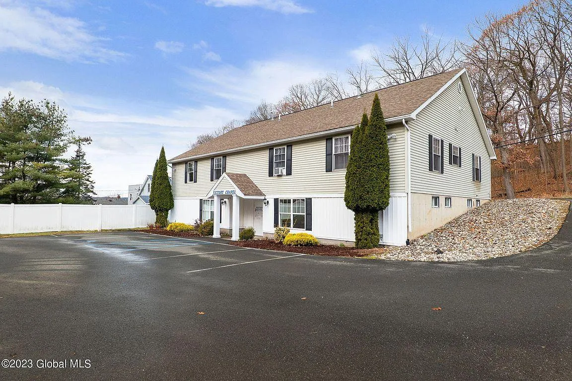 3 bed, 1300 sqft, $1,800 — Photo 1