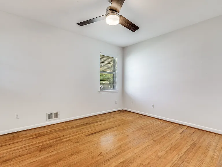 401 Daisy Dr — Photo 5