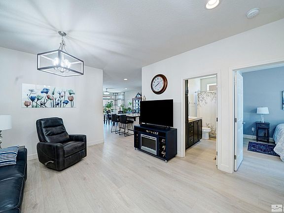 5th image of 1009 Peach Blossom Way