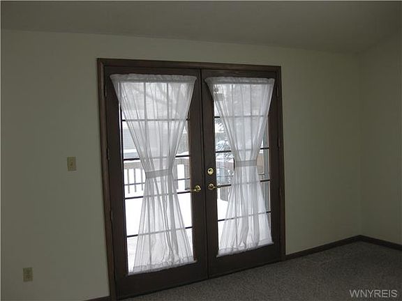 4th image of 6 Karen Dr