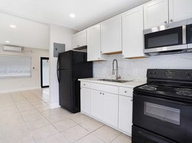 502 NW 7th Ct, Hallandale, FL