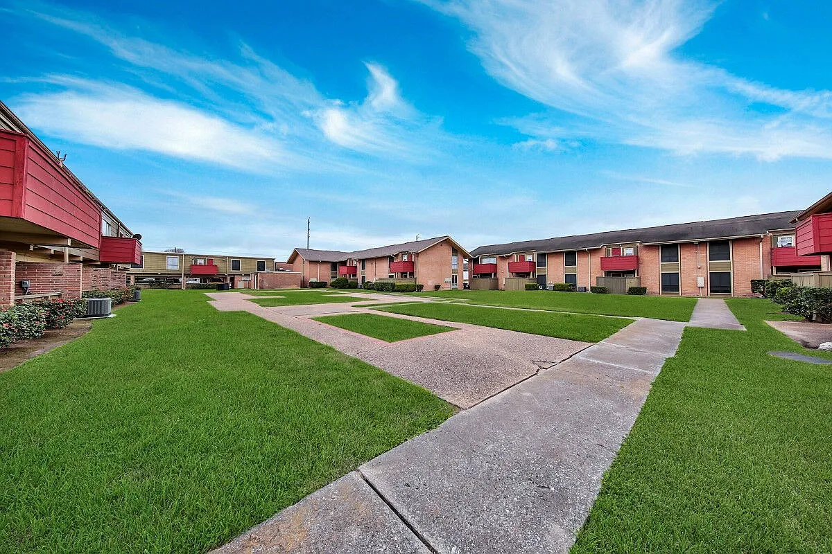 Pelican Pointe — Photo 2
