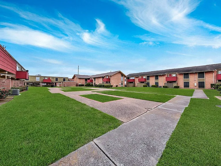 Pelican Pointe — Photo 2