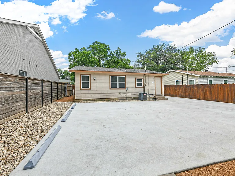 2717 Townsend Dr — Photo 30