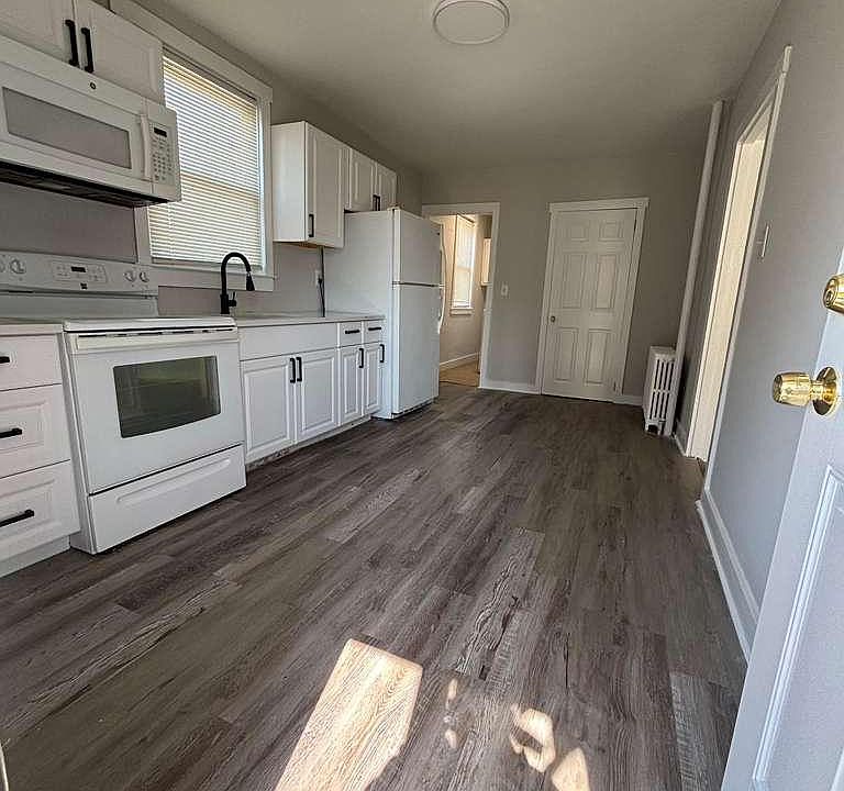 1st image of 127 Liverpool Ave Floor 2