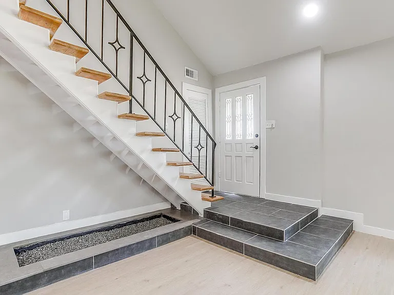 802 Sutton Ct — Photo 21