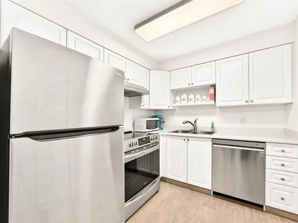 3000 W Millrise Point SW #3204, Calgary, AB T2Y 3W4