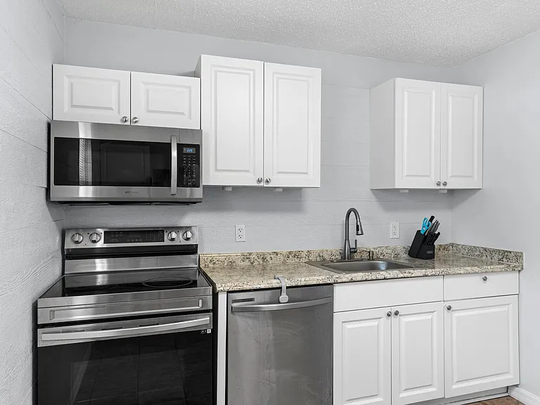 2334 N Roxbury Rd — Photo 6