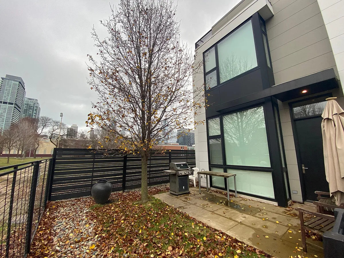 Building Photo - 435 W Hobbie St