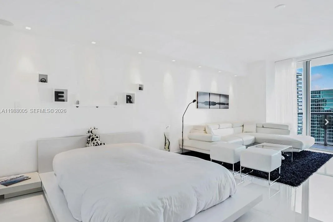 Building Photo - 475 Brickell Ave #4310
