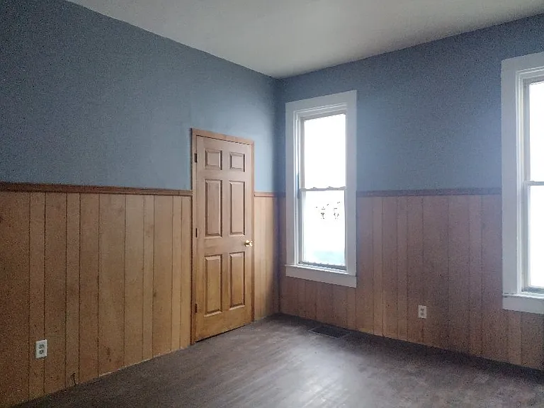 2400 Sycamore St — Photo 3