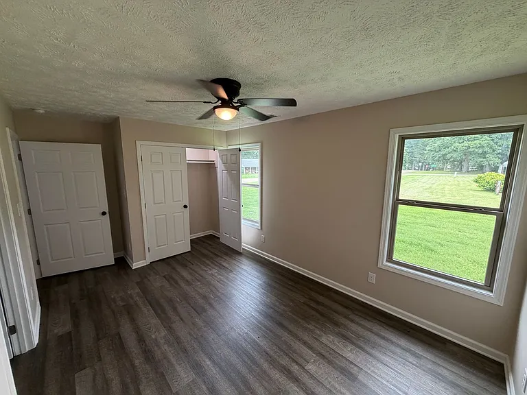 100 Crestview Dr — Photo 16