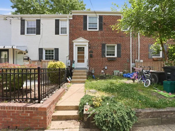 2953 Sycamore St, Alexandria, VA 22305
