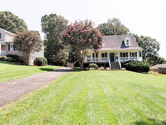 2nd image of 1043 N York Ln