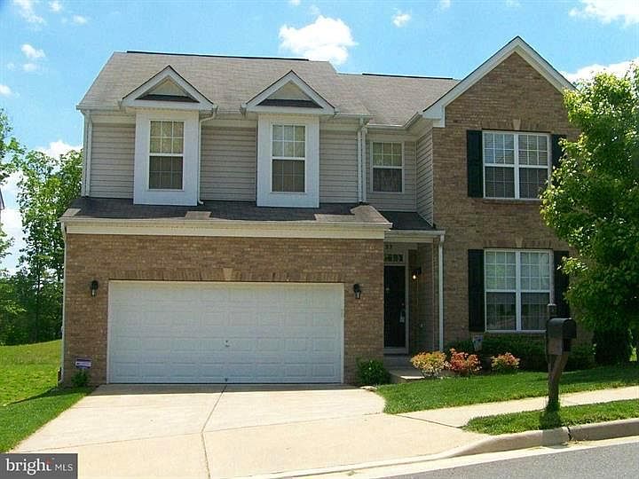 1st image of 33 Carriage Hill Dr