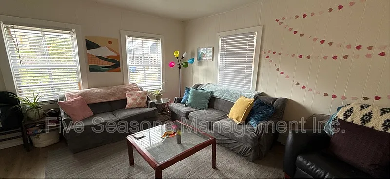 3 bed, 1.0 bath, 800 sqft, $3,000 — Photo 4