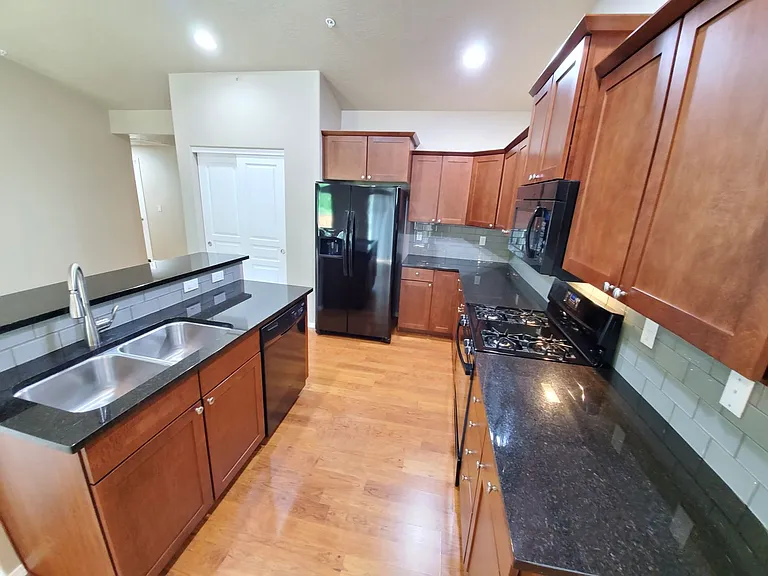899 N Pointe Dr NW — Photo 8