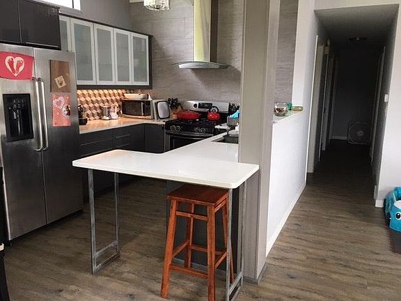 Modern Kitchen w Quartz Countertops, Stainless Appliances and Gas Range