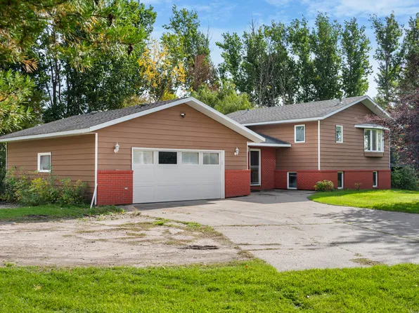 1005 Columbia Cir NE, Grand Forks, ND 58201