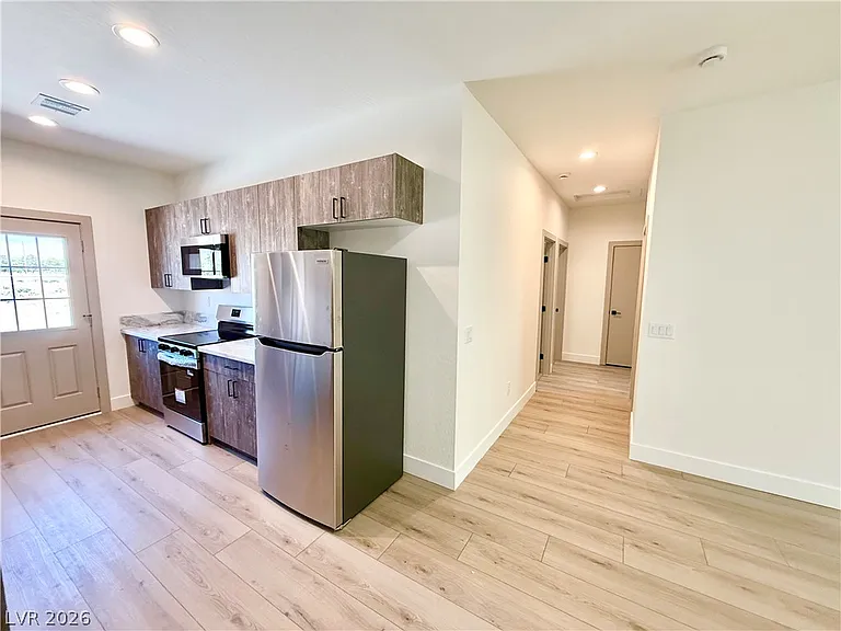 461 E Comstock St #3 — Photo 6