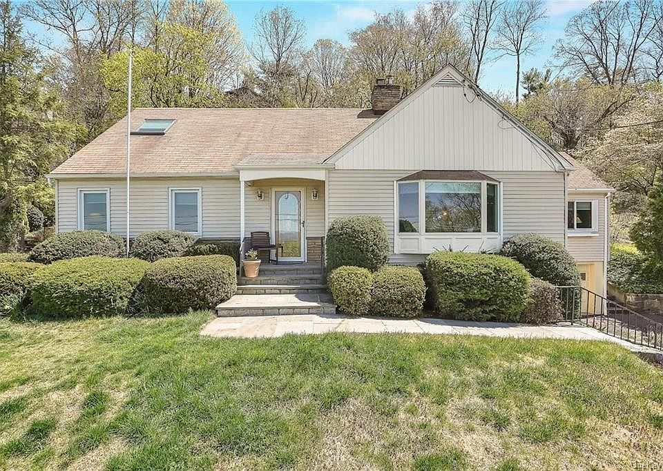 1st image of 13 Meadowbrook Dr