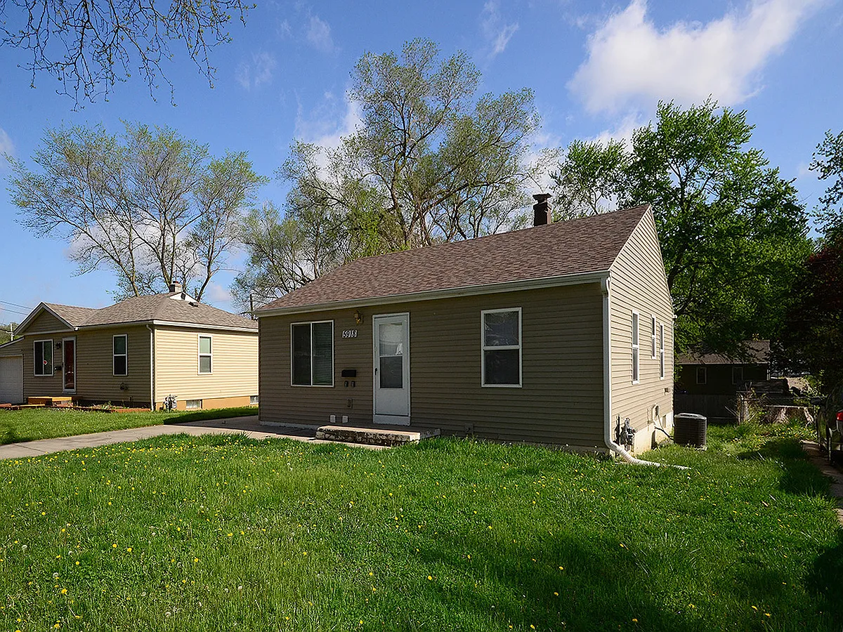 Building Photo - 5918 Sahler St