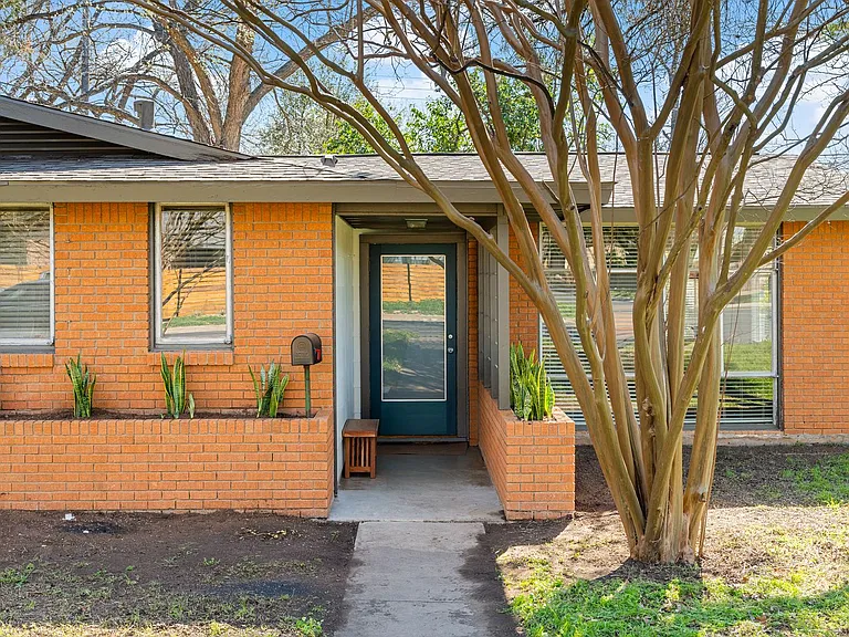 1501 Westmoor Dr — Photo 3