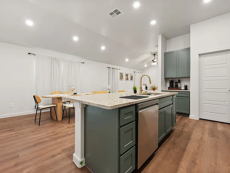 2163 Langford Ave — Photo 9