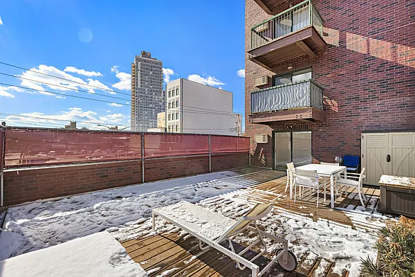 Sold by Thomas Lipovetsky, LREB | media 16