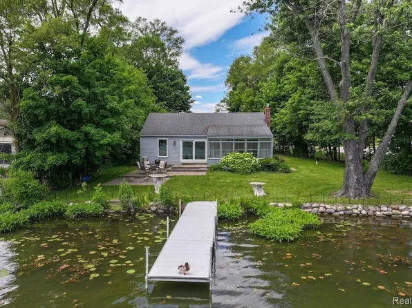 16055 Whitehead Dr, Linden, MI 48451