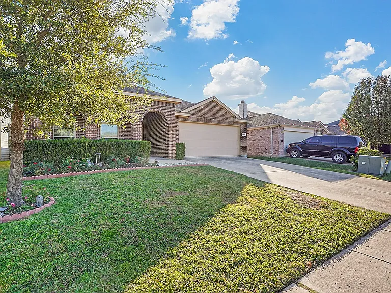 1320 Riviera Dr — Photo 2