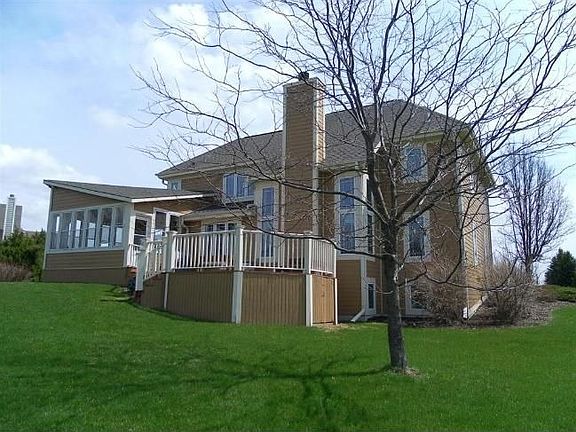 3rd image of W293N3945 Round Hill Cir