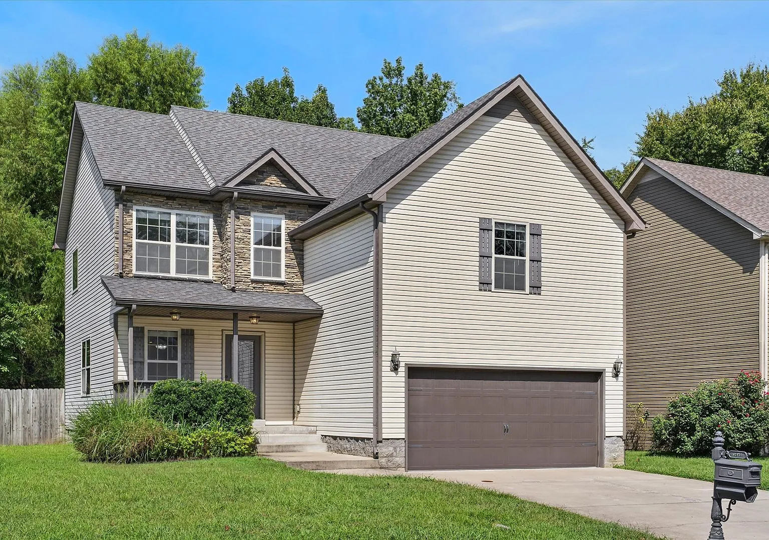 Pet Friendly Three Bedroom with Bonus! — Photo 3