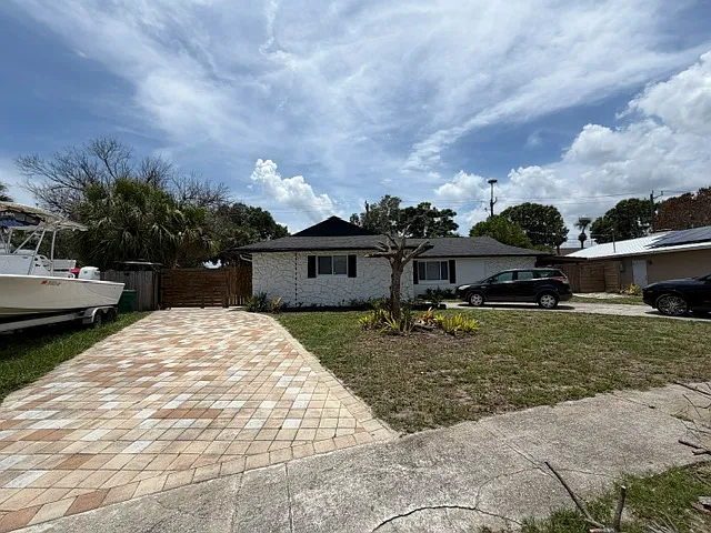 225 Ash Dr — Photo 1