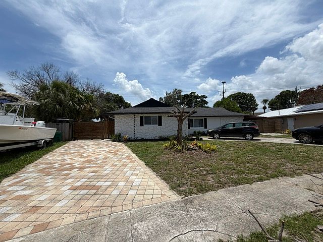 1st image of 225 Ash Dr