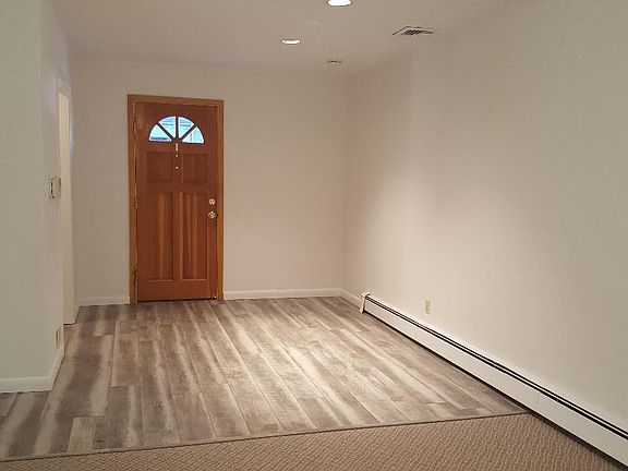 5th image of 12 Walker Ct