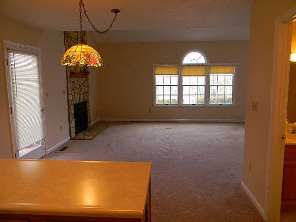 4th image of 271 Elk Ln
