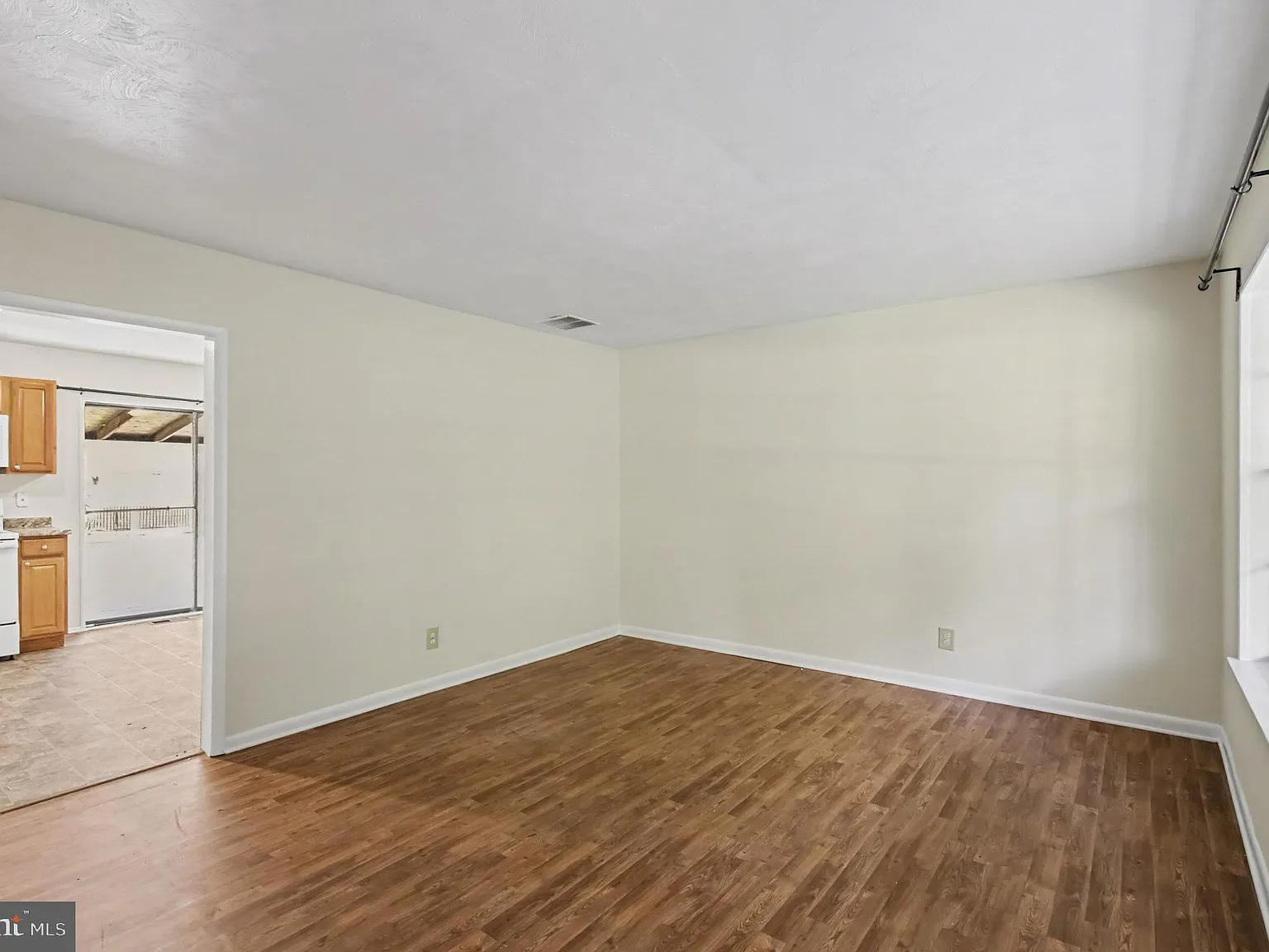3 bed, 2.0 bath, 1380 sqft, $2,200 — Photo 2