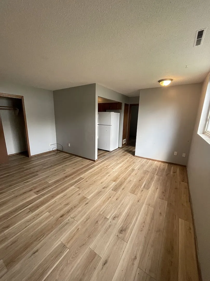 1133 Dixon Dr — Photo 2