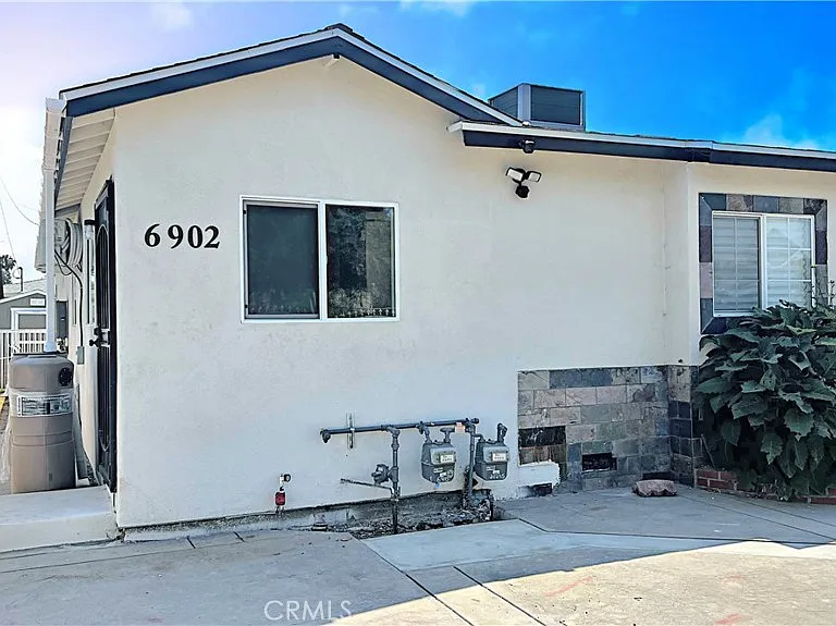 6900 Oso Ave — Photo 1