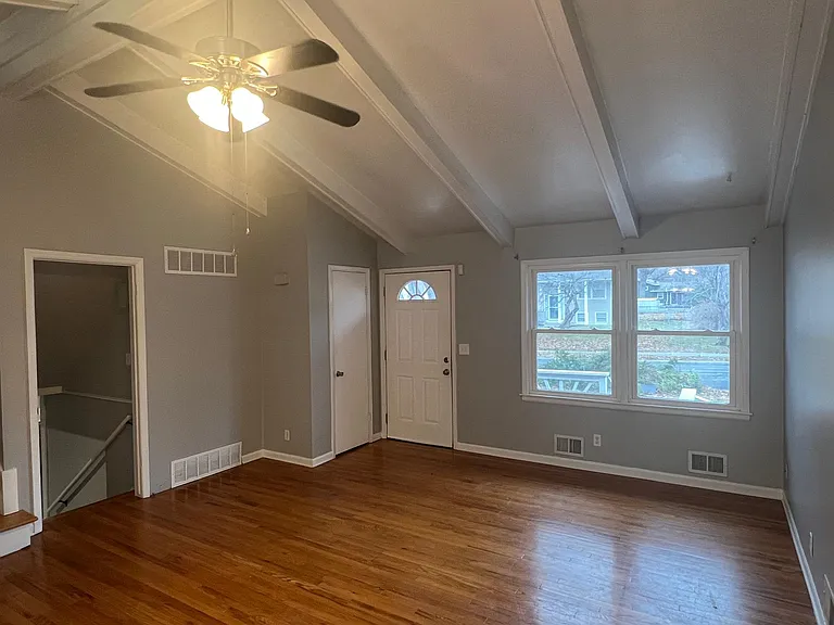 313 NE Florence Ave — Photo 2