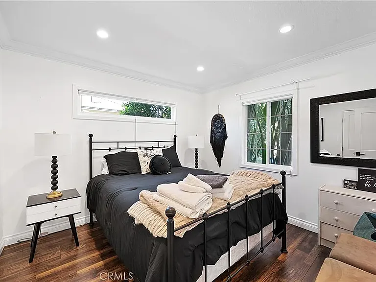 20852 Kittridge St — Photo 30