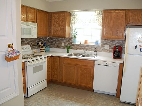4th image of 830 Duchess Way