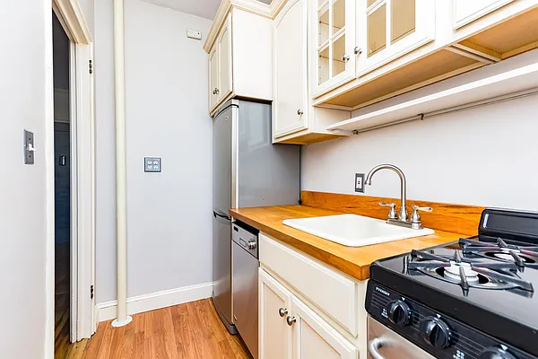 Sold by Row Real Estate LLC | media 9