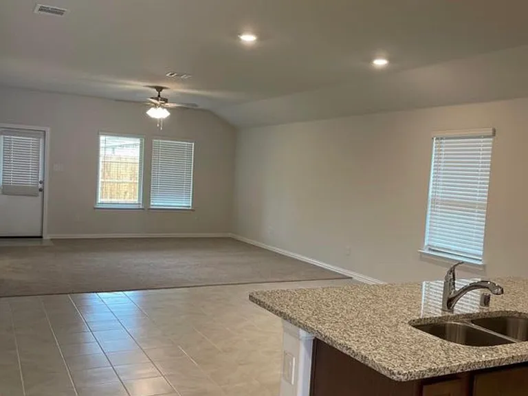 1808 Briar Hill Dr — Photo 4