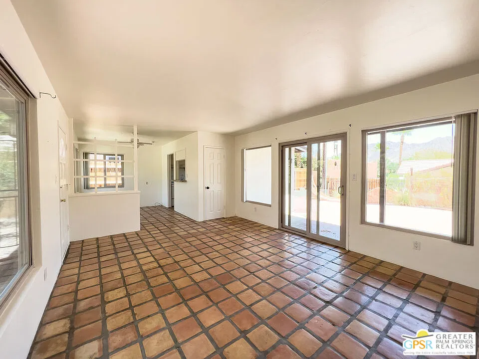 2 bed, 1.0 bath, 910 sqft, $2,300 — Photo 2