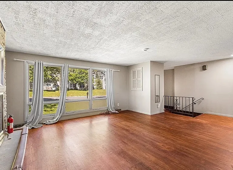 1138 N Glencove Rd — Photo 6